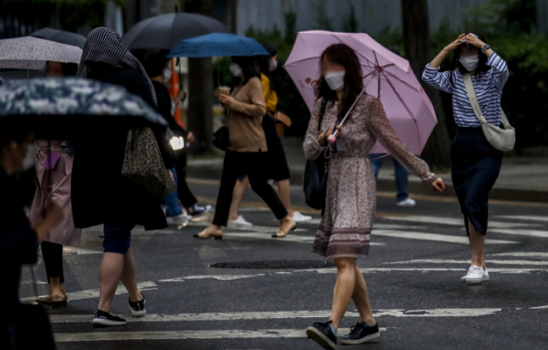 ▲출근길 비가 내린 서울 종로구 정부서울청사 인근에서 우산을 쓴 시민들이 이동하고 있다.  (뉴시스)