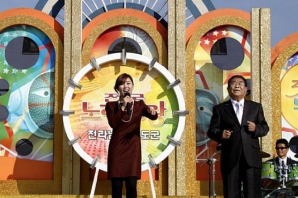 ▲2010년 당시 '전국노래자랑'에 출연한 송가인과 MC 송해(사진=송가인 인스타그램)