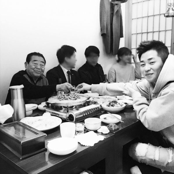 ▲딘딘이 송해와 함께 가진 술자리 사진을 공개했다.(사진=딘딘 인스타그램)