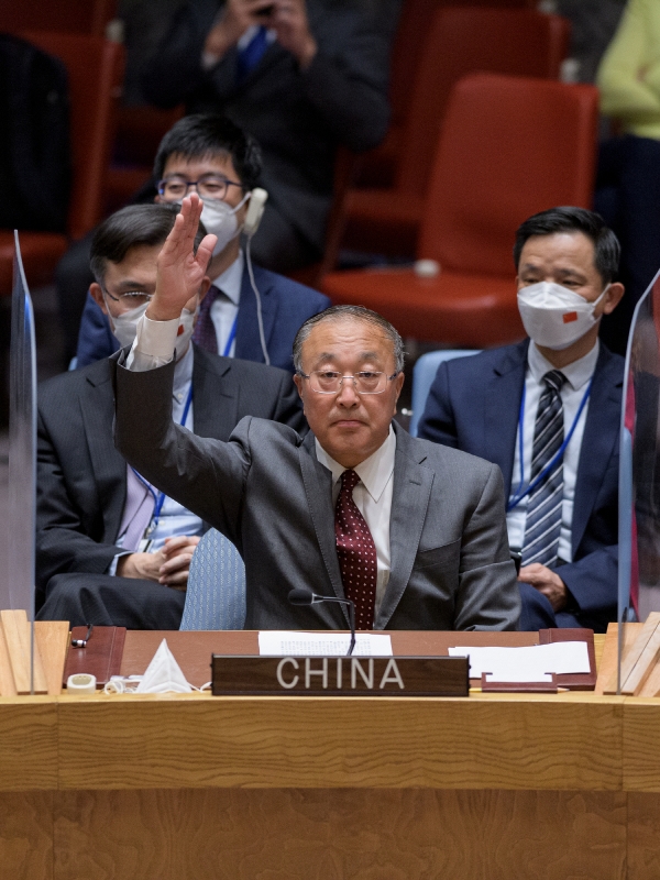 ▲장쥔 주유엔 중국 대사가 지난달 26일 유엔 총회에서 대북 제재 결의안에 거부권을 행사하고 있다. 뉴욕/신화뉴시스
