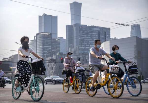 ▲중국 베이징에서 8일 시민들이 자전거를 타고 있다. 베이징/AP뉴시스
