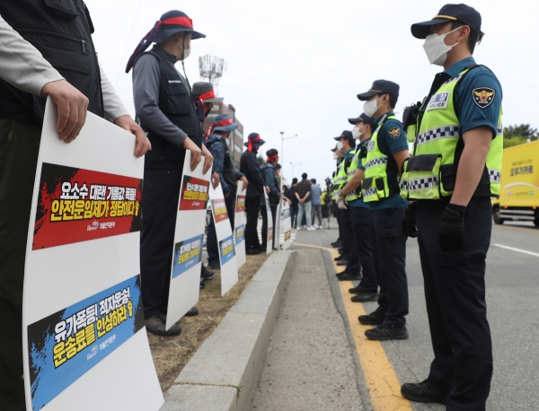 ▲(연합뉴스) 8일 오후 현대자동차 울산공장 명촌정문 앞에서 화물연대 조합원들이 선전전을 벌이고 있다.
