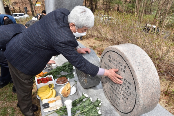 ▲‘개구리소년 31주기 추모제’가 열린 3월 28일 대구 달서구 와룡산 선원공원 개구리소년 추모 및 어린이 안전 기원비 앞에서 유족대표 우종우(우철원 군 아버지)씨가 추모비를 어루만지고 있다. (뉴시스)
