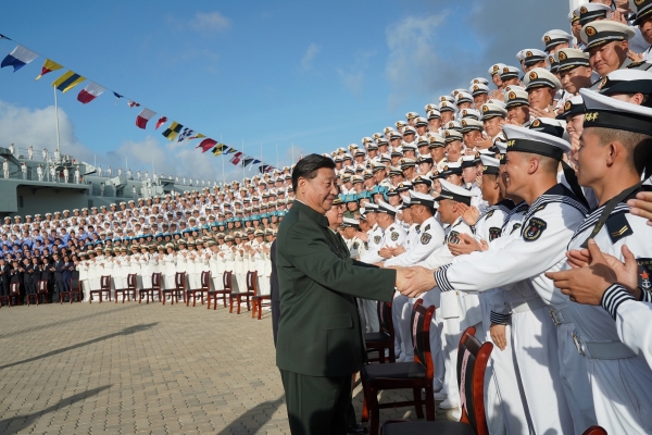 ▲시진핑 중국 국가주석이 2019년 12월 17일 해군들을 격려하고 있다. 싼야/신화뉴시스
