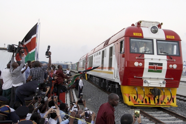 ▲아프리카 케냐 나이로비에서 2017년 5월 30일 중국 일대일로 자금 지원을 받은 33억 달러 규모 화물열차 노선 개통식이 열리고 있다. 나이로비/AP뉴시스 
