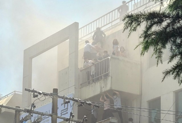 ▲9일 대구 수성구 범어동 대구지방법원 인근 변호사 사무실 빌딩에서 불이나 시민들이 옥상 부근에서 구조를 기다리고 있다. 이 화재로 7명이 숨지고 46명이 다쳤다. (연합뉴스)