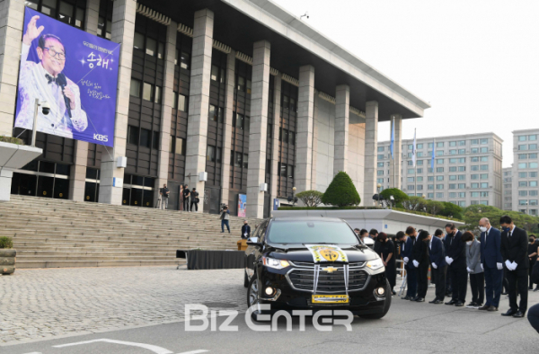 ▲KBS 장수 프로그램 '전국노래자랑'의 현역 최고령 진행자 고 송해의 노제가 10일 서울 영등포구 여의도동 KBS본관 앞에서 엄수됐다. 운구차가 KBS본관을 떠나고 있다.(비즈엔터DB)