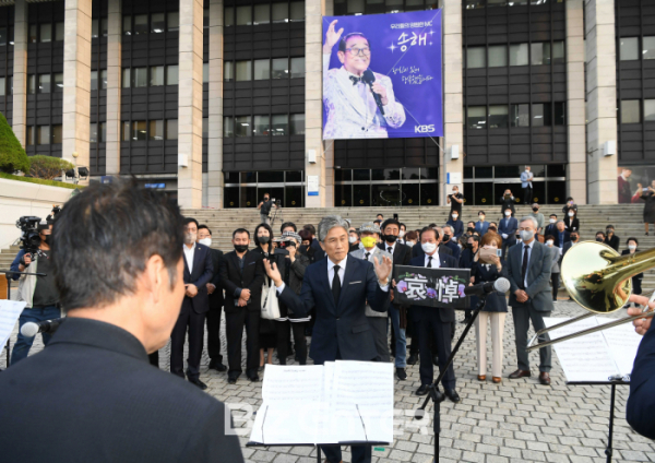 ▲KBS 장수 프로그램 '전국노래자랑'의 현역 최고령 진행자 고 송해의 노제가 10일 서울 영등포구 여의도동 KBS본관 앞에서 엄수됐다.(비즈엔터DB)