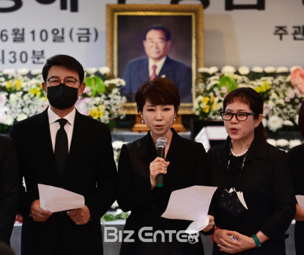 ▲KBS 장수 프로그램 '전국노래자랑'의 현역 최고령 진행자 고 송해의 영결식이 10일 서울 종로구 연건동 서울대학교병원 장례식장에서 엄수됐다. 대한가수협회 설운도, 문희옥, 이자현이 조가를 하고 있다.(비즈엔터DB)