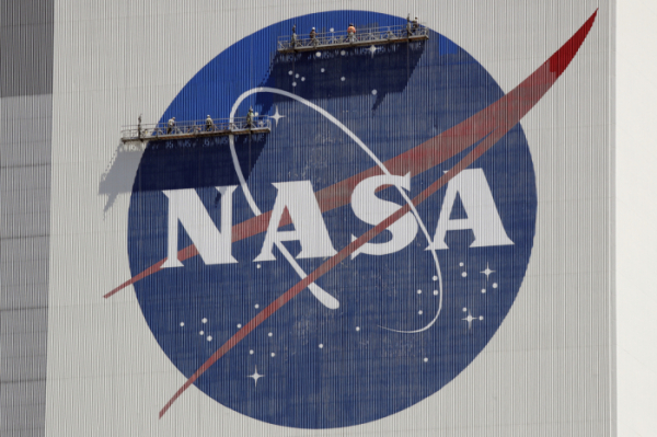 ▲미국 플로리다주 케이프 커내버럴에 있는 케네디 우주 센터에 미 항공우주국(NASA)의 로고가 보인다. 케이프 커내버럴/AP뉴시스