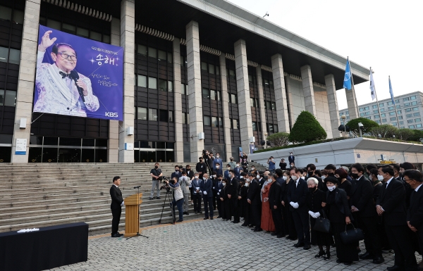 ▲10일 오전 서울 영등포구 KBS 본관 앞에서 고(故) 송해 추모 노제가 열리고 있다. (연합뉴스)
