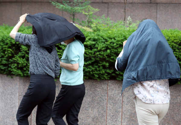▲비가 내린 9일 오후 서울 중구 을지로입구역 인근에서 시민들이 비를 피해 이동하고 있다.  (뉴시스)