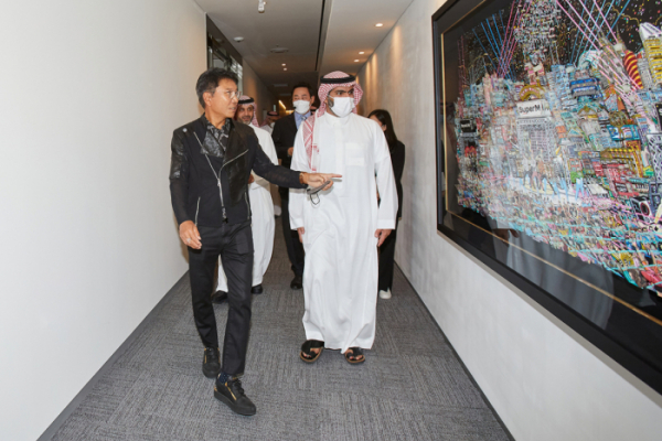 ▲SM 성수 신사옥을 둘러보는 이수만 총괄 프로듀서와 바데르 빈 압둘라 빈 파르한 알 사우드 사우디아라비아 문화부 장관(사진제공=SM엔터테인먼트)
