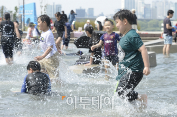 ▲서울 영등포구 여의도물빛광장에서 아이들이 물놀이를 하고 있다. 조현호 기자 hyunho@ (이투데이DB)