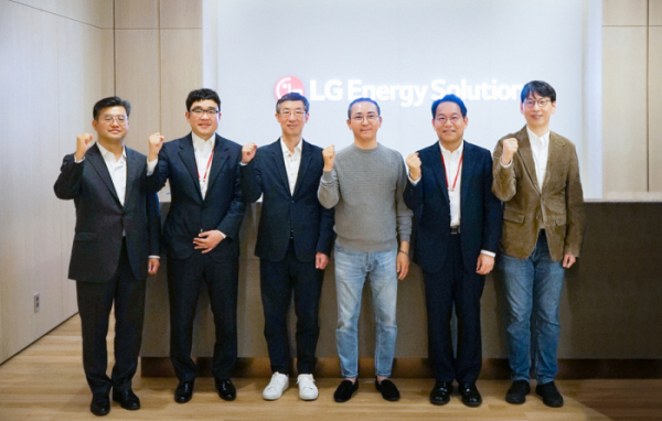 ▲왼쪽부터 변경석 LG에너지솔루션 CDO 전무, 신진우 KAIST 교수, 박종우 서울대 교수, 권영수 LG에너지솔루션 CEO 부회장, 윤성로 서울대 교수, 전병곤 서울대 교수 (사진제공=LG에너지솔루션)