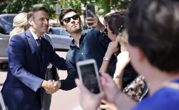 ▲에마뉘엘 마크롱(맨 왼쪽) 프랑스 대통령이 12일(현지시간) 프랑스 총선 1차 투표가 실시된 12일(현지시간) 프랑스 르투케에 있는 투표소에서 투표 후 시민들과 사진 촬영을 하고 있다. 르투케/AP뉴시스