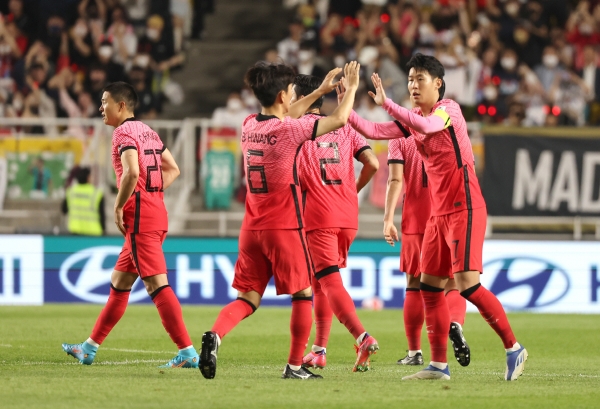 ▲10일 수원월드컵경기장에서 열린 남자 축구 국가대표팀 평가전 대한민국 대 파라과이의 경기에서 손흥민이 추격 골을 넣고 동료와 기뻐하고 있다. (연합뉴스)
