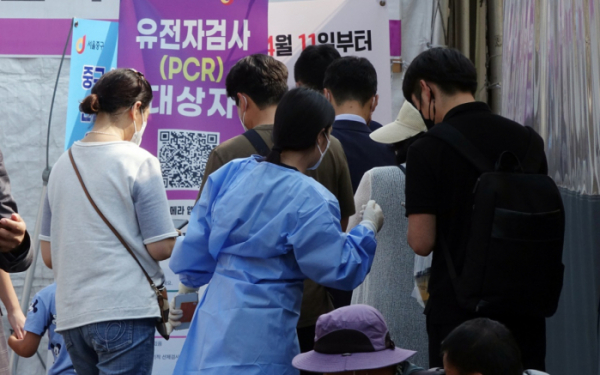 ▲13일 오전 서울역 선별검사소에서 시민들이 검사 시작을 기다리고 있다. (연합뉴스)