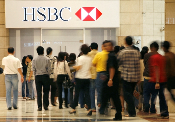 ▲인도네시아 자카르타에서 고객들이 HSBC은행에 들어가고 있다. 자카르타/로이터연합뉴스

