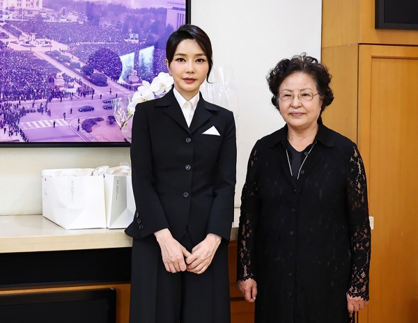 ▲13일 오후 윤석열 대통령의 부인 김건희 여사가 경남 김해시 진영읍 봉하마을에서 고(故) 노무현 전 대통령 묘소에 참배한 뒤 권양숙 여사를 예방, 기념촬영을 하고 있다. (대통령실 제공)
