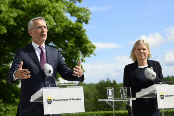 ▲옌스 스톨텐베르그(왼쪽) 북대서양조약기구(NATO) 사무총장과 마그달레나 안데르손 스웨덴 총리가 13일(현지시간) 스웨덴 하르프순드에서 기자회견을 하고 있다. 하르프순드/AP뉴시스
