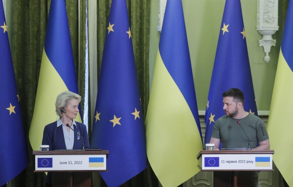 ▲우르줄라 폰데어라이엔(왼쪽) 유럽연합(EU) 집행위원장과 볼로디미르 젤렌스키 우크라이나 대통령이 11일 키이우에서 공동 기자회견을 하고 있다. 키이우/EPA연합뉴스
