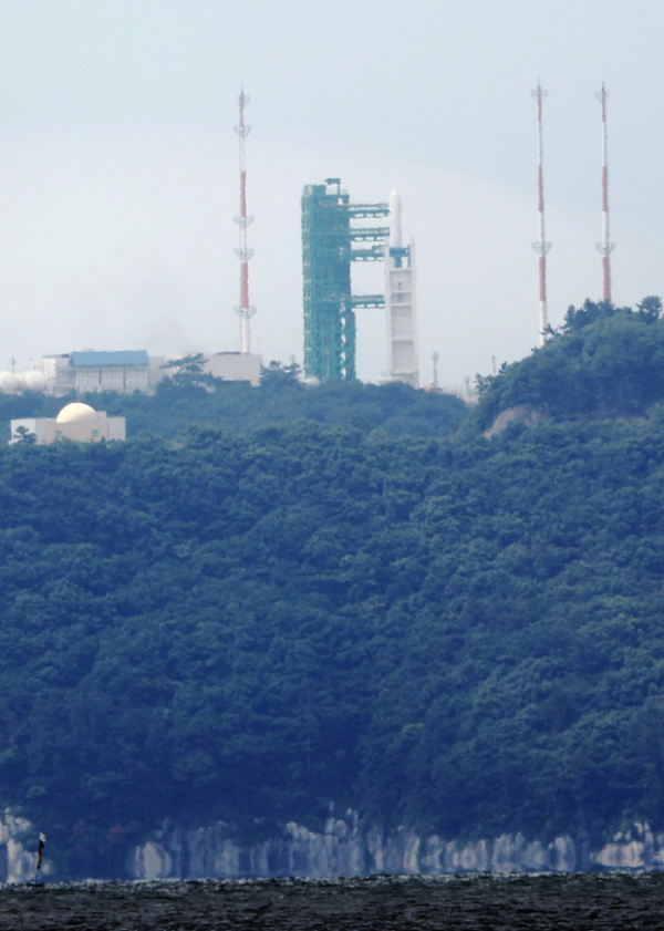 ▲한국형 발사체 누리호(KSLV-Ⅱ) 2차 발사 예정일을 하루 앞둔 15일 오전 전남 고흥군 나로우주센터 발사대에서 누리호 기립작업이 진행되고 있다. (연합뉴스)