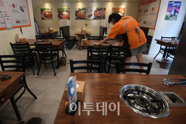 ▲서울 시내의 한 식당에서 직원이 영업준비를 하고 있다. 조현호 기자 hyunho@ (이투데이DB)