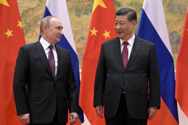 ▲2월 4일 중국 베이징에서 블라디미르 푸틴(왼쪽) 러시아 대통령과 시진핑 중국 국가주석이 회담을 하고 있다. 베이징/AP뉴시스