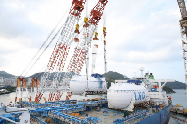 ▲대우조선해양이 포스코와 10여년간의 연구개발 끝에 성공한 고망간강 소재 LNG연료탱크를 선박에 탑재하고 있다. (사진제공=대우조선해양)