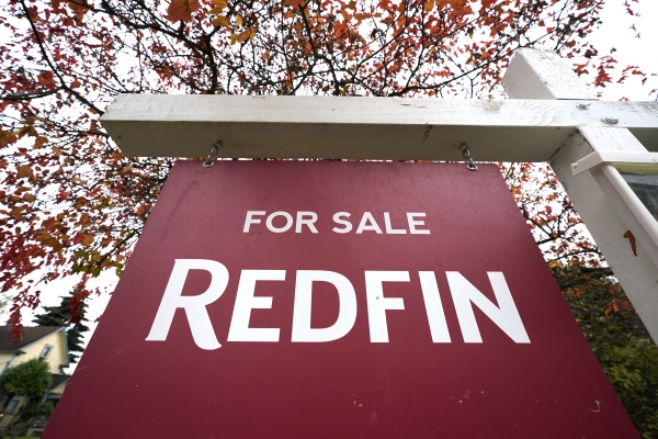 ▲미국 시애틀의 한 주택 앞에 레드핀의 판매 공고가 붙어 있다. 시애틀/AP뉴시스
