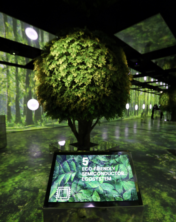 ▲SK그룹이 충주 인등산 SK수펙스센터에 개관한 그린 포레스트 파빌리온’ 내부에 지속가능한 성장을 상징하는 생명의 나무가 서 있다. (사진제공=SK)