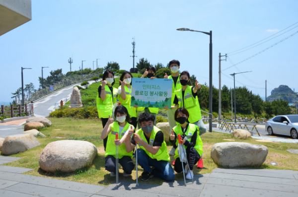 ▲인터지스 직원들이 플로깅 봉사활동에 참여하는 모습. (사진제공=동국제강)