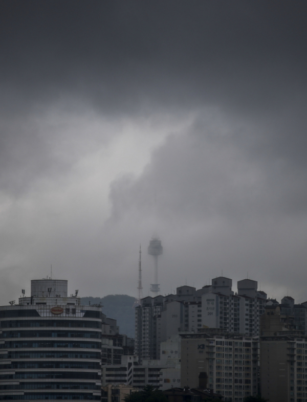 ▲16일 오전 서울 마포대교에서 바라본 N서울타워가 구름으로 인해 흐리게 보이고 있다. (뉴시스)