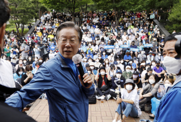▲이재명 더불어민주당 의원이 18일 인천 계양산 야외공연장에서 열린 '이재명과 위로걸음, 같이 걸을까' 만남에서 지지자들과 대화를 하고 있다. (뉴시스)