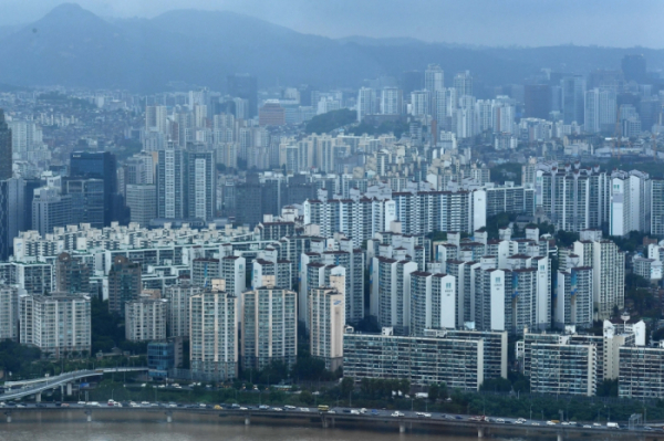 ▲지난 1년간 서울에서 아파트 값이 많이 오른 평형이 한강을 기준으로 다르게 나타났다. 강북지역에서는 소형 아파트, 강남지역에서는 중형 아파트가 값이 가장 많이 오른 것으로 조사됐다. 사진은 서울 여의도 63빌딩에서 바라본 서울 아파트 단지 모습. (이투데이DB)