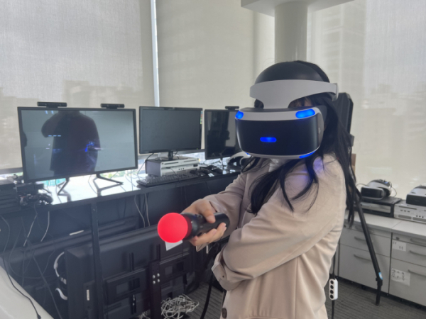 ▲기자가 16일 서울 강남 스코넥 본사에서 VR FPS 게임 ‘모탈 블리츠’를 체험하고 있다.  (안유리 기자 inglass@)