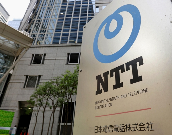 ▲일본 도쿄의 NTT 본사 앞에 회사 로고가 세워져 있다. 도쿄/AP뉴시스
