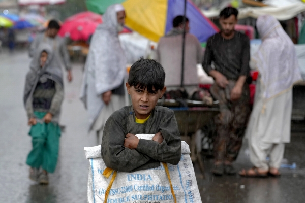 ▲아프가니스탄 카불 시장에서 5월 3일 한 어린이가 걷고 있다. 카불/AP뉴시스
