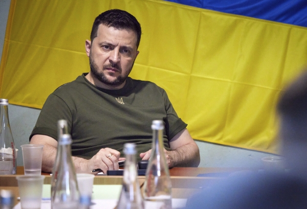 ▲볼로디미르 젤렌스키 우크라이나 대통령이 18일 회의를 주재하고 있다. 미콜라이우/AP뉴시스

