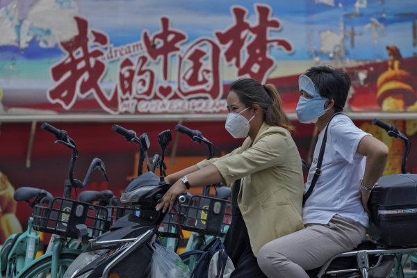 ▲중국 베이징에서 20일 시민이 오토바이를 몰고 있다. 베이징/AP뉴시스
