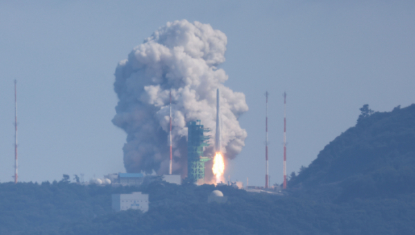 ▲국내 독자 기술로 개발된 한국형 발사체 누리호(KSLV-Ⅱ)가 21일 오후 전남 고흥군 나로우주센터에서 2차 발사되고 있다. (연합뉴스)