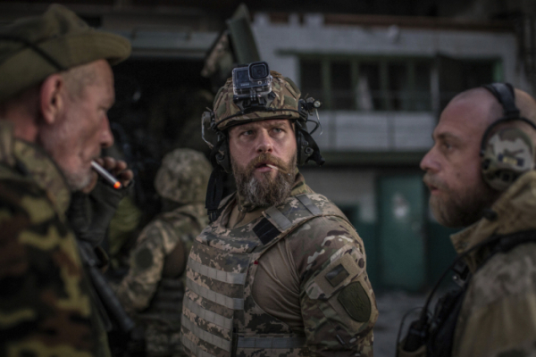 ▲8일(현지시간) 우크라이나 동부 루한스크 지역의 세베로도네츠크에서 우크라이나 군인들이 러시아군과 교전을 벌이고 있는 가운데 잠시 대화를 나누고 있다. 세베로도네츠크/AP뉴시스