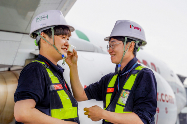 ▲티웨이항공 정비사들이 김포공항 주기장에서 새로 지급된 선스틱 제품을 바르고 항공기 정비 및 점검 업무를 수행하고 있다. (사진제공=티웨이항공)