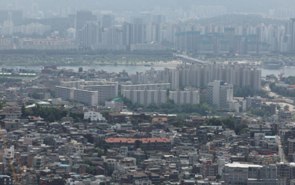 ▲ 서울 용산구 남산타워에서 바라본 서울 시내 주택과 아파트 단지 모습. (이투데이DB)