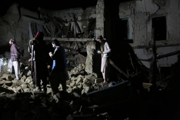 ▲22일(현지시간) 아프가니스탄 파크티카주에서 강진으로 집이 무너져 내린 잔해들 사이에 사람들이 서 있다. 파크티카/신화뉴시스