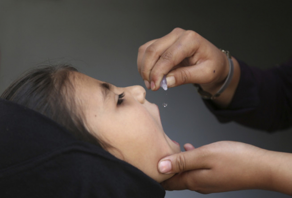 ▲아프가니스탄 카불에서 한 어린이가 경구용 소아마비 백신을 투약받고 있다. 카불/AP뉴시스 