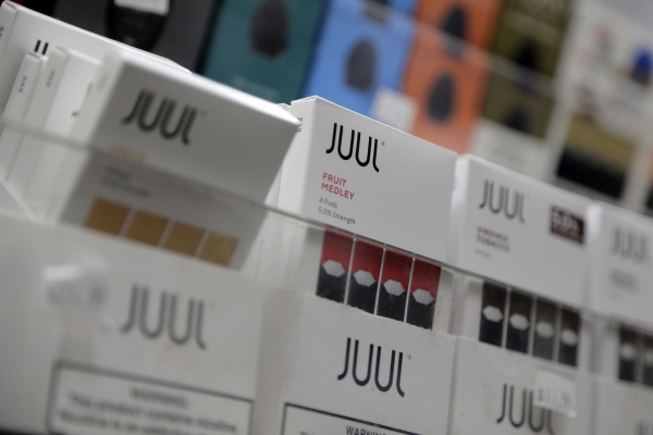 ▲미국 뉴욕의 한 담배가게에 쥴(Juul) 제품이 진열돼 있는 모습. 뉴욕/AP뉴시스
