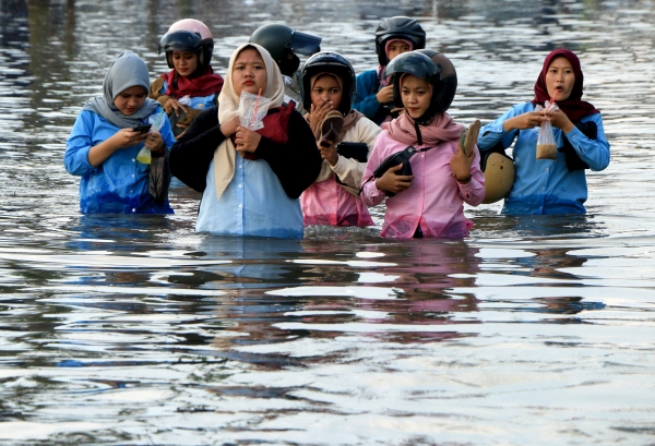▲인도네시아 동부자바 스마랑에서 홍수가 발생해 20일 주민들이 피신하고 있다. 스마랑/신화뉴시스

