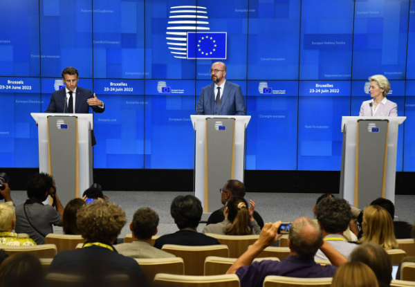 ▲23일(현지시간) 벨기에 브뤼셀에서 왼쪽부터 에마뉘엘 마크롱 프랑스 대통령과 샤를 미셸 EU 정상회의 상임의장, 우르줄라 폰데어라이엔 EU 집행위원장이 기자회견을 하고 있다. 브뤼셀/AP뉴시스